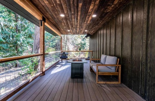 Leavenworth House | Wilderness Lodge 1 bedroom cabin in the woods at Lake Wenatchee