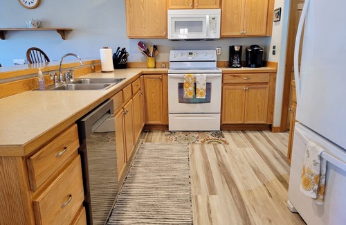 Winthrop Condo | Wildflower Condo is Close to Town and Ski Trailhead!