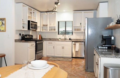 Westside Development House | Wildlife Retreat! 3bd Private Hot Tub & Pool Mins to DT Putt Putt