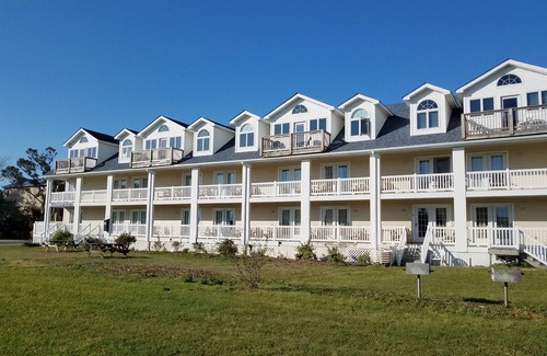 Ocracoke Condo | William's Villa: Spacious centrally located condo, cathedral ceilings