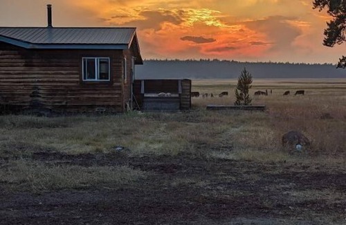 Chiloquin House | Williamson River Ranch Fishing Eclipse Exclusive Views Book Reading