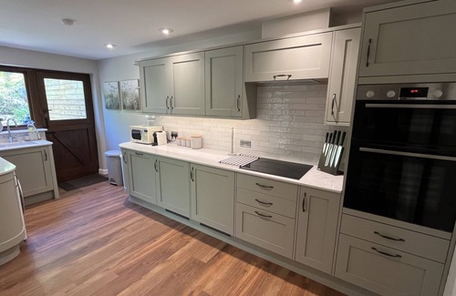 Okeford Fitzpaine Cottage | WILLOW BROOK, family friendly, with a garden in Okeford Fitzpaine