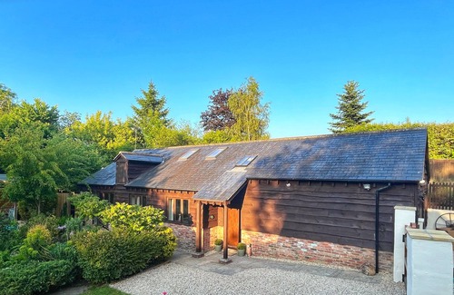 Okeford Fitzpaine Cottage | WILLOW BROOK, family friendly, with a garden in Okeford Fitzpaine