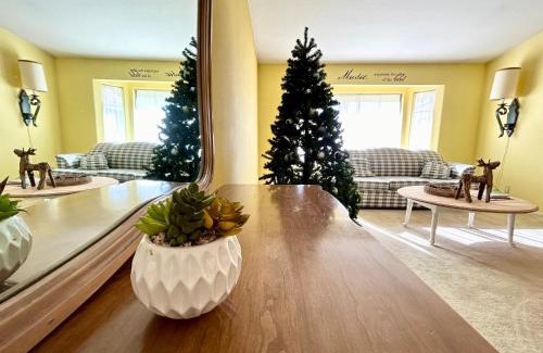 Hemet House | Willow brook room with TV