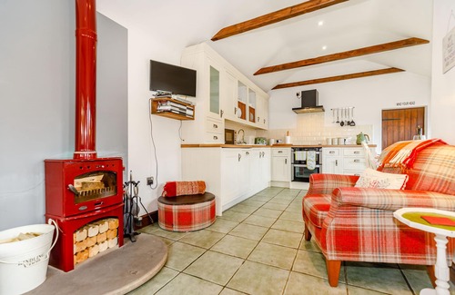 Ulrome Cottage | WILLOW COTTAGE, romantic, with hot tub in Skipsea