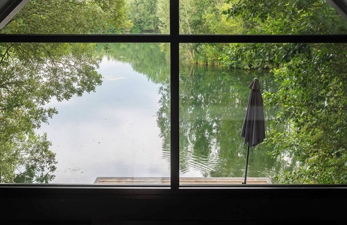 South Cerney Cottage | Willow | Glass Lake Retreat with Hot Tub for Two