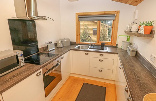 St. Florence Cottage | WILLOW LODGE, pet friendly, character holiday cottage in St Florence