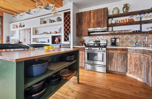 Williamsburg Apartment | Willow Loft by Rove Travel | 2BR Open Loft