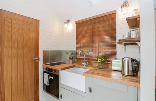Kemble Cottage | WILLOW, pet friendly, with a garden in Kemble