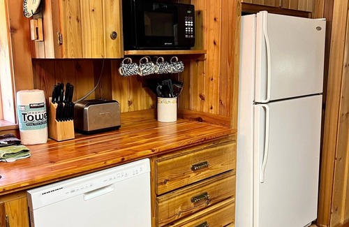 Seeley Lake Cabin | Willow @ Seven Timbers-Log cabin with lake access in beautiful forested setting