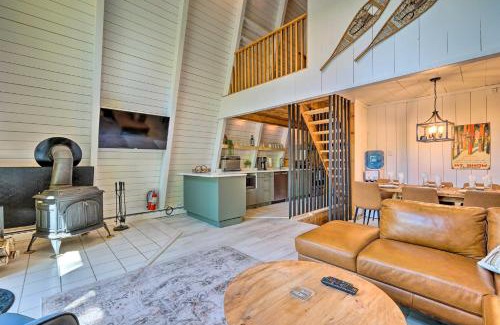 Wilmington House | Wilmington Chalet with Hot Tub Less Than 8 Mi to Mount Snow!