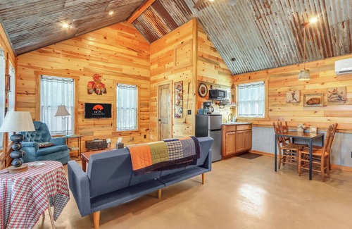 Wimberley Cabin | Wimberley Sports Cottage w/Firepit & Pickleball