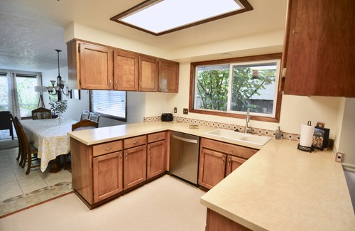 McMinnville House | Wine Country Garden Retreat & Free Wine Tastings!