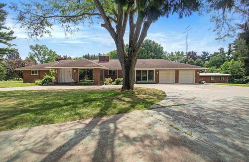 Dowagiac House | WINE, GOLF & REUNION RETREAT HOUSE