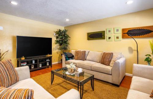 Hayward House | Wine Waves & Comfort 2BR Bay Area Beauty