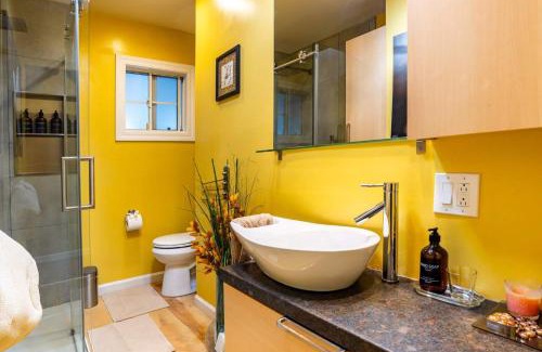 Hayward House | Wine Waves & Comfort 2BR Bay Area Beauty