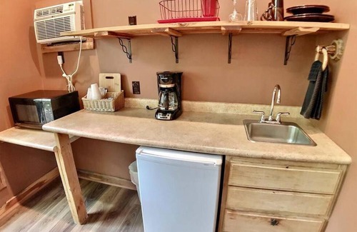 Eureka Springs Apartment | Winery Chateau Treehouse #12/Oak Crest Cottages and Treehouse