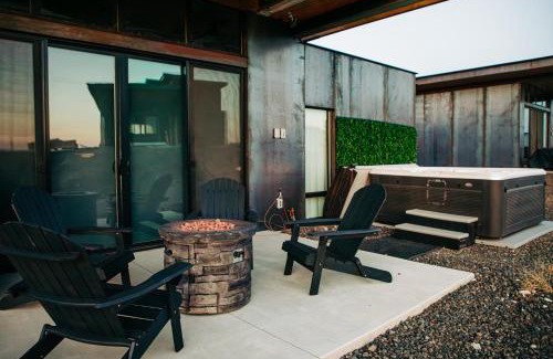 Quincy House | Winery, Gorge, & Hot Tub Escape - Unforgettable!