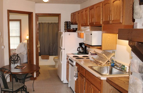 Makanda Cabin | Winetrail Cabin - Giant City SP, SIU, Cedar Lake, & Shawnee Forest minutes away!