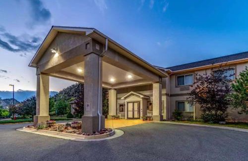 New Castle Hotel | Wingate by Wyndham New Castle - Glenwood Springs