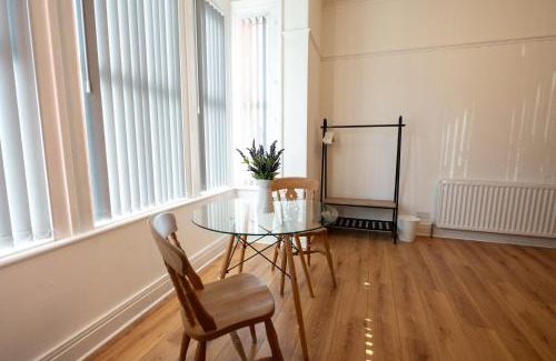 Fenham House | Wingrove 5 Bdrm Large House Free Parking and Wifi