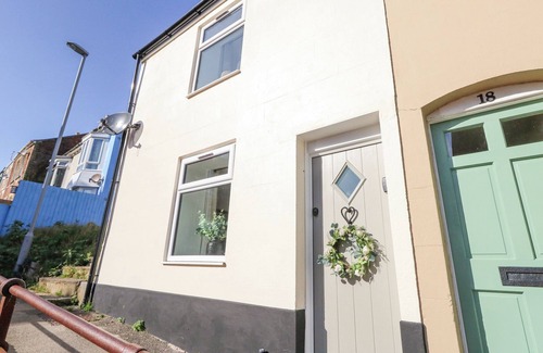 Weymouth House | WINKLE COTTAGE, family friendly, with a garden in Weymouth