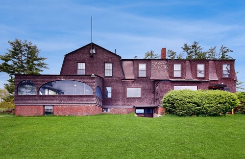 Lochmere House | Winnisquam Lake Retreat | House in Tilton with lakefront yard and gas grill