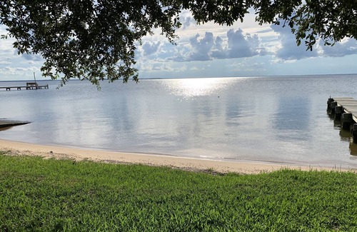 Moncks Corner House | Winter Beachfront Lakehouse w beautiful sunsets. Short term monthly rentals.