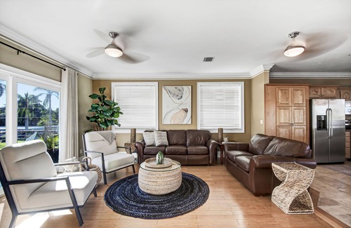 Isles of Capri House | Winter Getaway by the Bay-Pool & Spa! Direct Water View! Near Marco Is. Beaches.