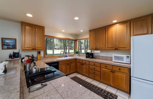 Black Butte Ranch House | Winter Haven | Hot Tub Fireplace Golf Course Views