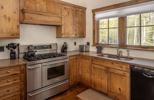 Spanish Peaks Cabin | Winter in Big Sky! Spanish Peaks Cabin with Ski-in/Ski-out Access! Hot Tub!