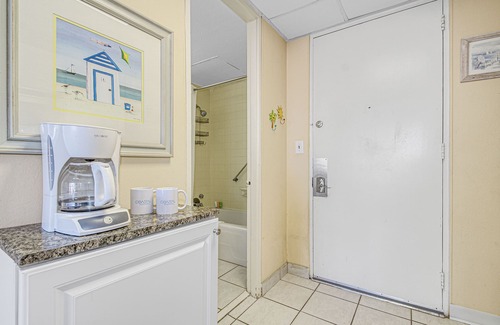 Myrtle Beach Condo | Winter Rates! Comfortable Studio Suite with Full Kitchen!