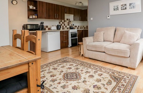 Highbridge Cottage | WISTERIA CHALET, with a garden in Watchfield