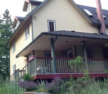 Sooke Bed & Breakfast | Wisteria Honeymoon Cottage