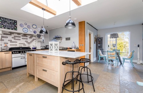 Henfield House | Wisteria House- Pretty country home dog friendly on request