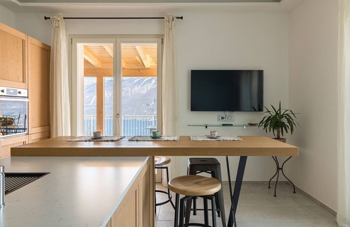 Tignale Apartment | Wisteria: with breathtaking lake view and garden