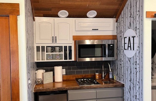 Tanner House | Witch Hazel Cottage with Jacuzzi tub & fireplace