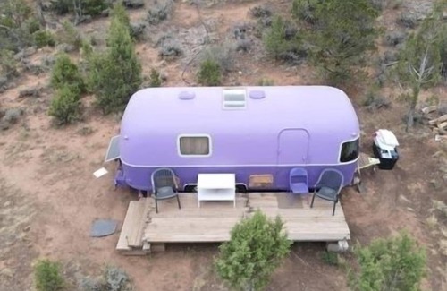 Monticello Cabin | With its retro style and playful color scheme, this unit offers a fun and comfortable escape.