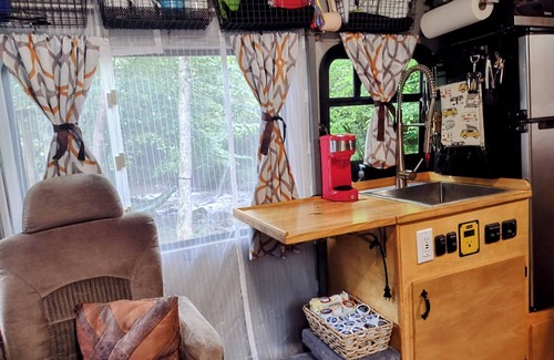 Del Rio House | Witt's End.Cozy RV with AC and WiFi in Charming Del Rio in the Smoky Mountains