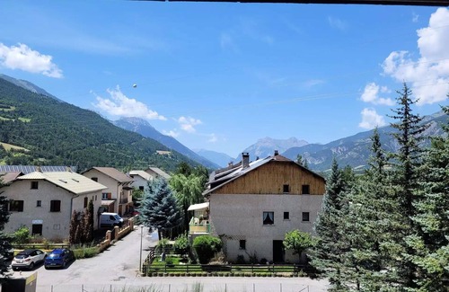 Barcelonnette Apartment | Wohnung T3, für 5 Personen, Residenz mit privatem Parkplatz im Freien, in der Nähe des Golfs und Barcelonnette