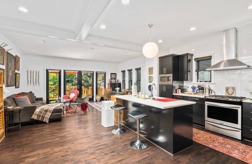 King House | Wonderful Alberta Townhome /w Patio and Garden Seating, Bright Open Layout, Close to Food and Drinks