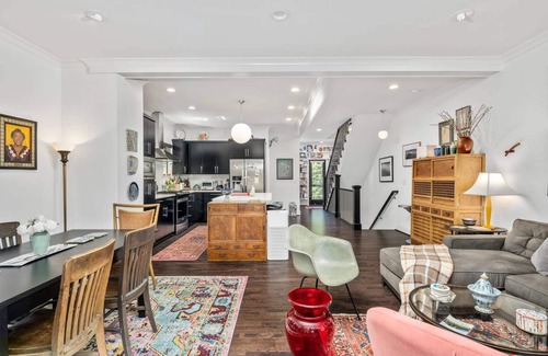 King House | Wonderful Alberta Townhome /w Patio and Garden Seating, Bright Open Layout, Close to Food and Drinks