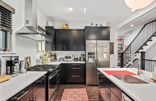 King House | Wonderful Alberta Townhome /w Patio and Garden Seating, Bright Open Layout, Close to Food and Drinks