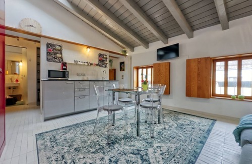 Vicenza Apartment | Wonderful apartment of 30 sqm located on the third floor of a period building with elevator (one step to access), perfect for 4 guests.The accommodation is located on the outskirts of the city center of Vicenza, close to all major places of interest, ide