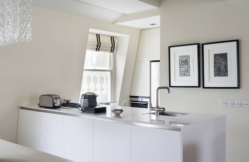 Haringey Apartment | WONDERFUL CHELSEA PENTHOUSE, 2 BEDROOMS, SUPER LIVING SPACE AND LARGE ROOF PATIO