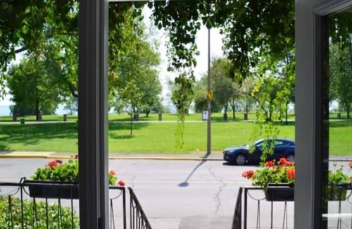 Verdun Apartment | Wonderful! facing the river and park! wow!