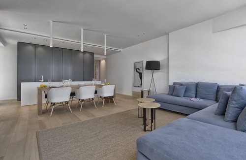 Riccione Apartment | Wonderful first-row apartment with bay window overlooking the sea.