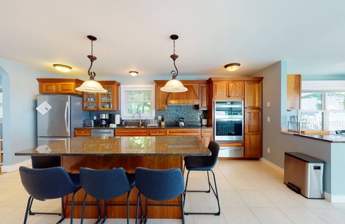 St. Albans House | Wonderful multi-level home right on lake with WiFi, private washer/dryer, & deck