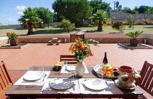 Torres Vedras House | Wonderful private villa for 8 guests with WIFI, private pool, TV, terrace, pets allowed and park.