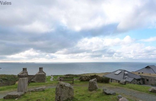 Rhyd-y-clafdy House | Wonderful private villa for 4 people with WIFI, TV and parking